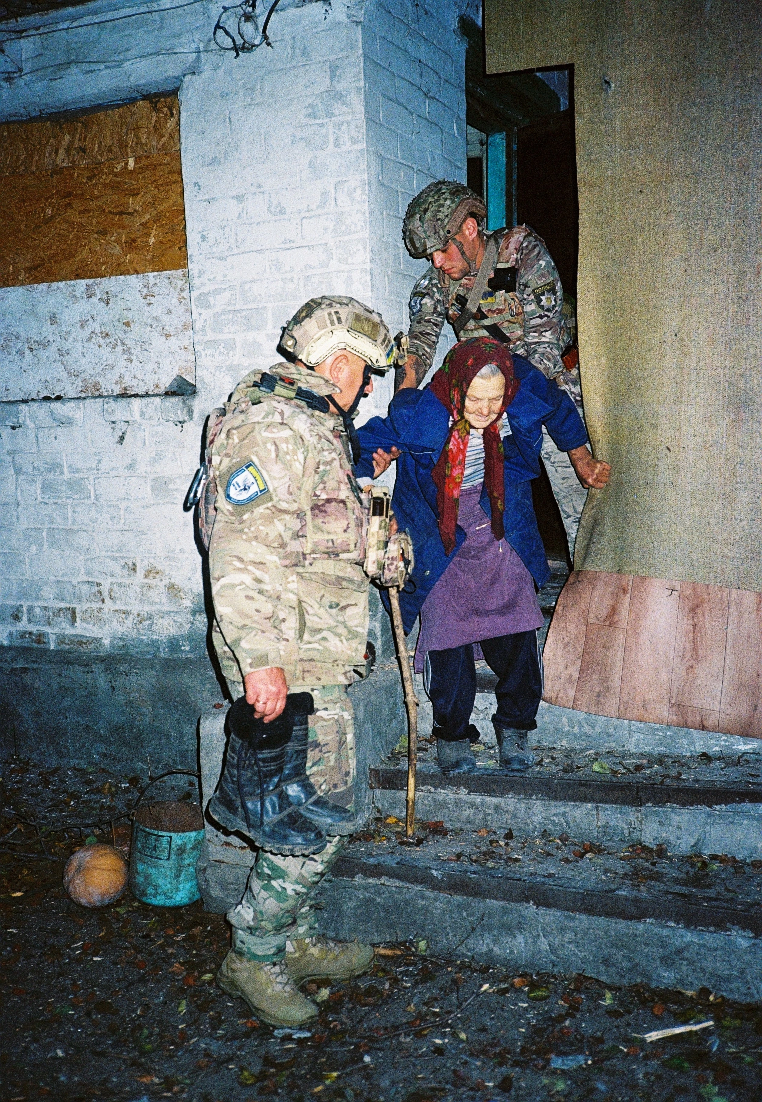 Evacuation of an injured woman by a group7