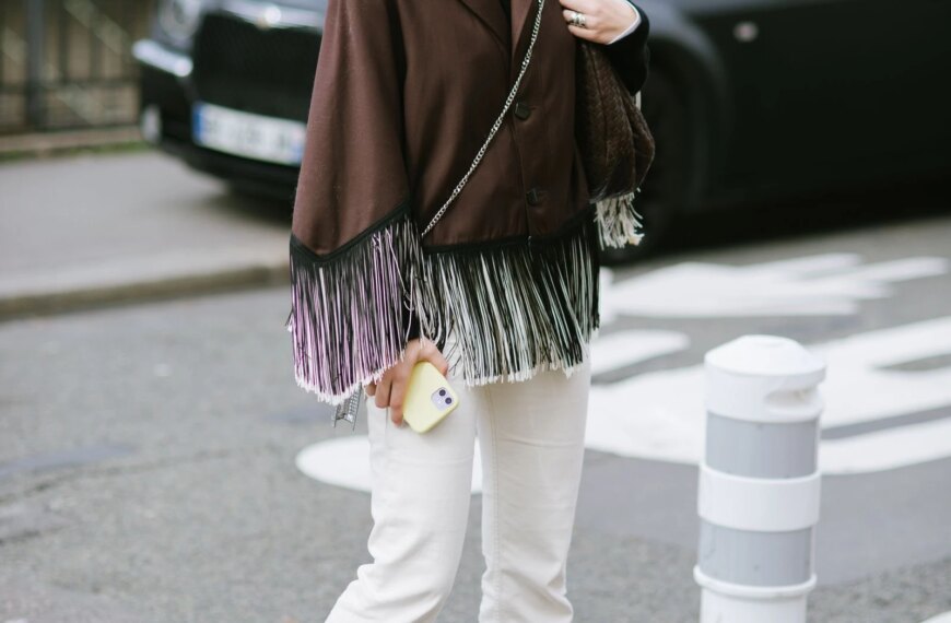 These high-rise jeans are back in style—and here's why everyone's wearing them