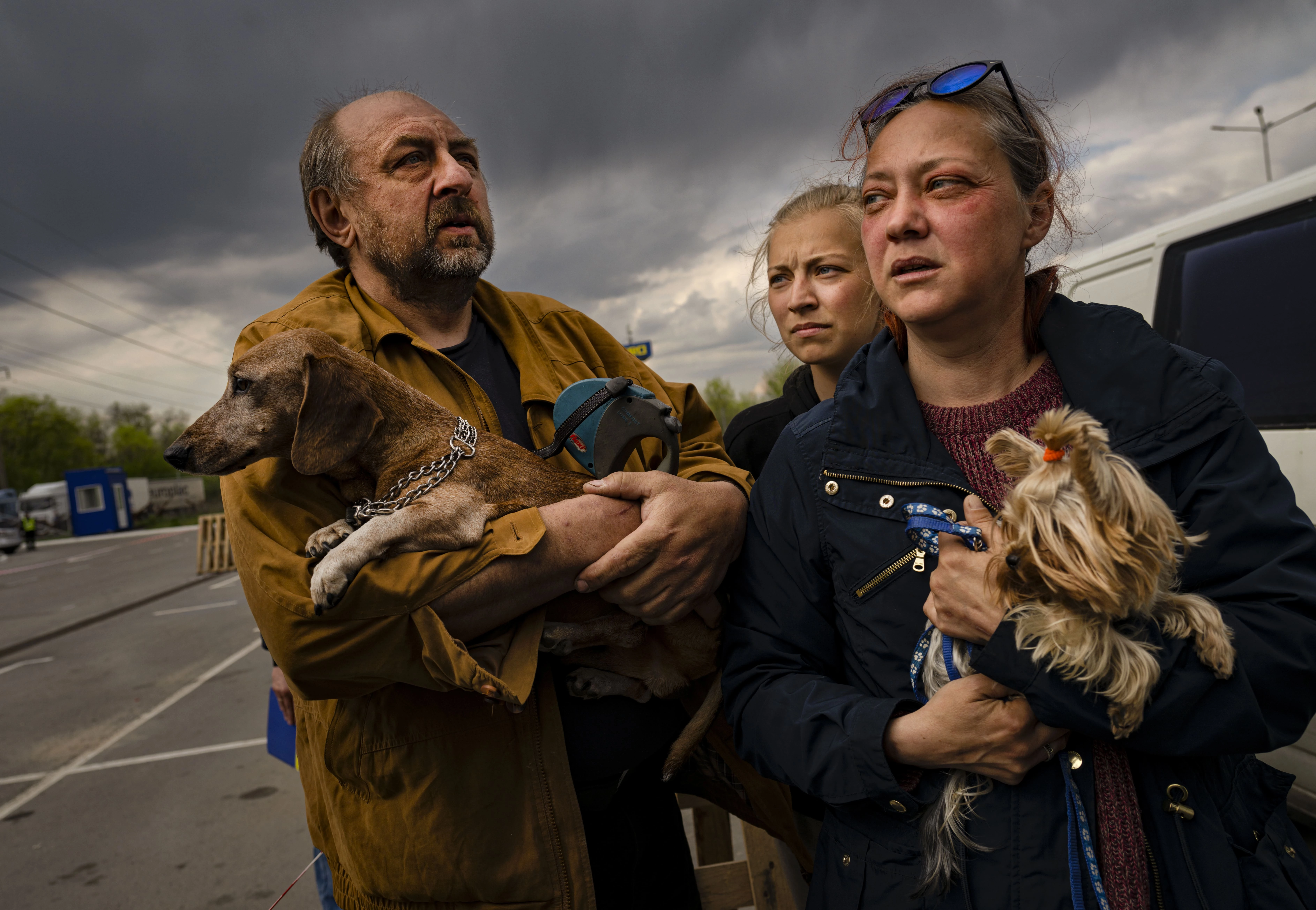 A family arrives from territories occupied by Russian troops to Zaporizhia, May 2, 2022. Photo: Lynsey Addario3