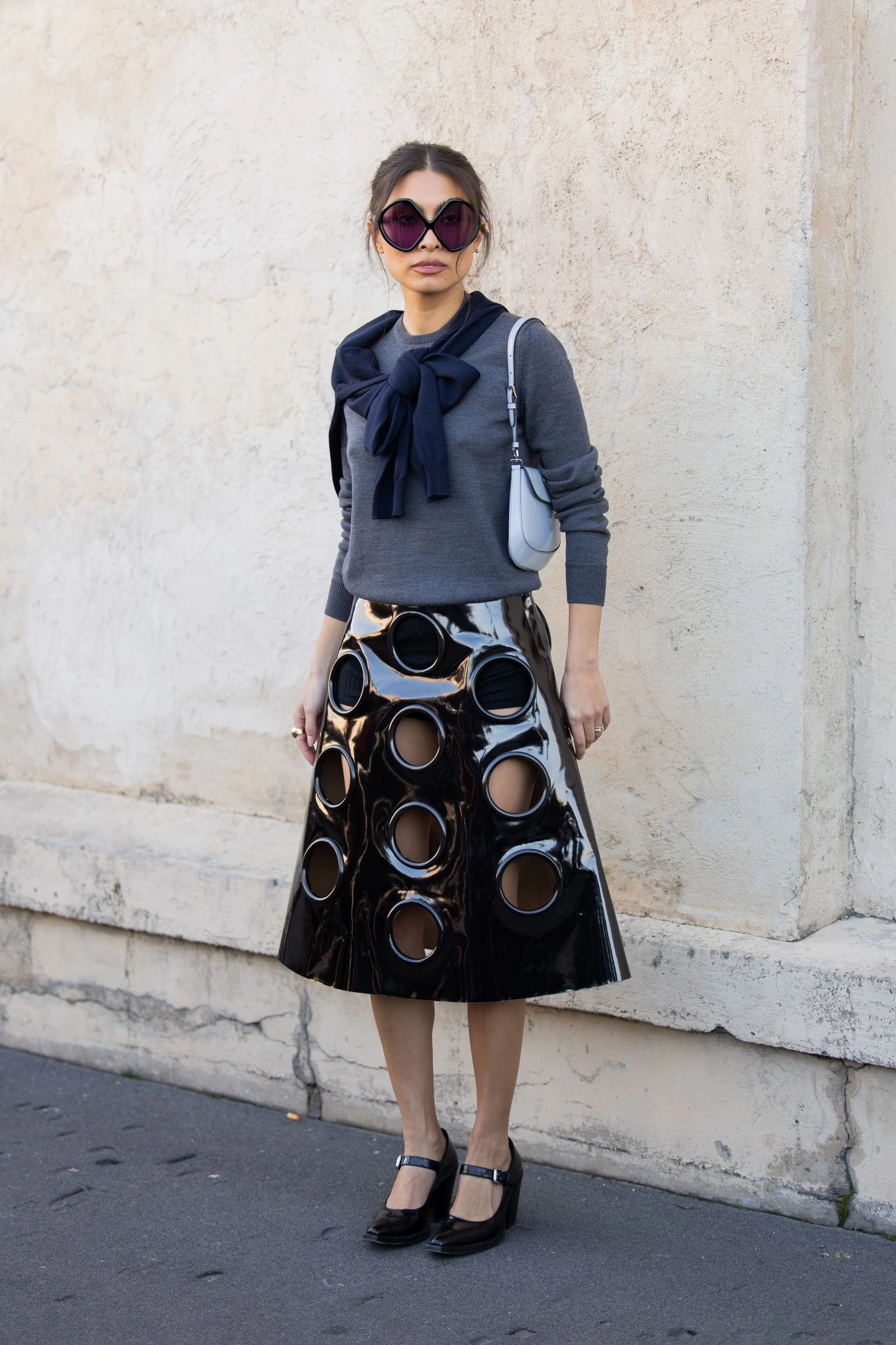 A patent leather skirt is something that should appear in your wardrobe this year0