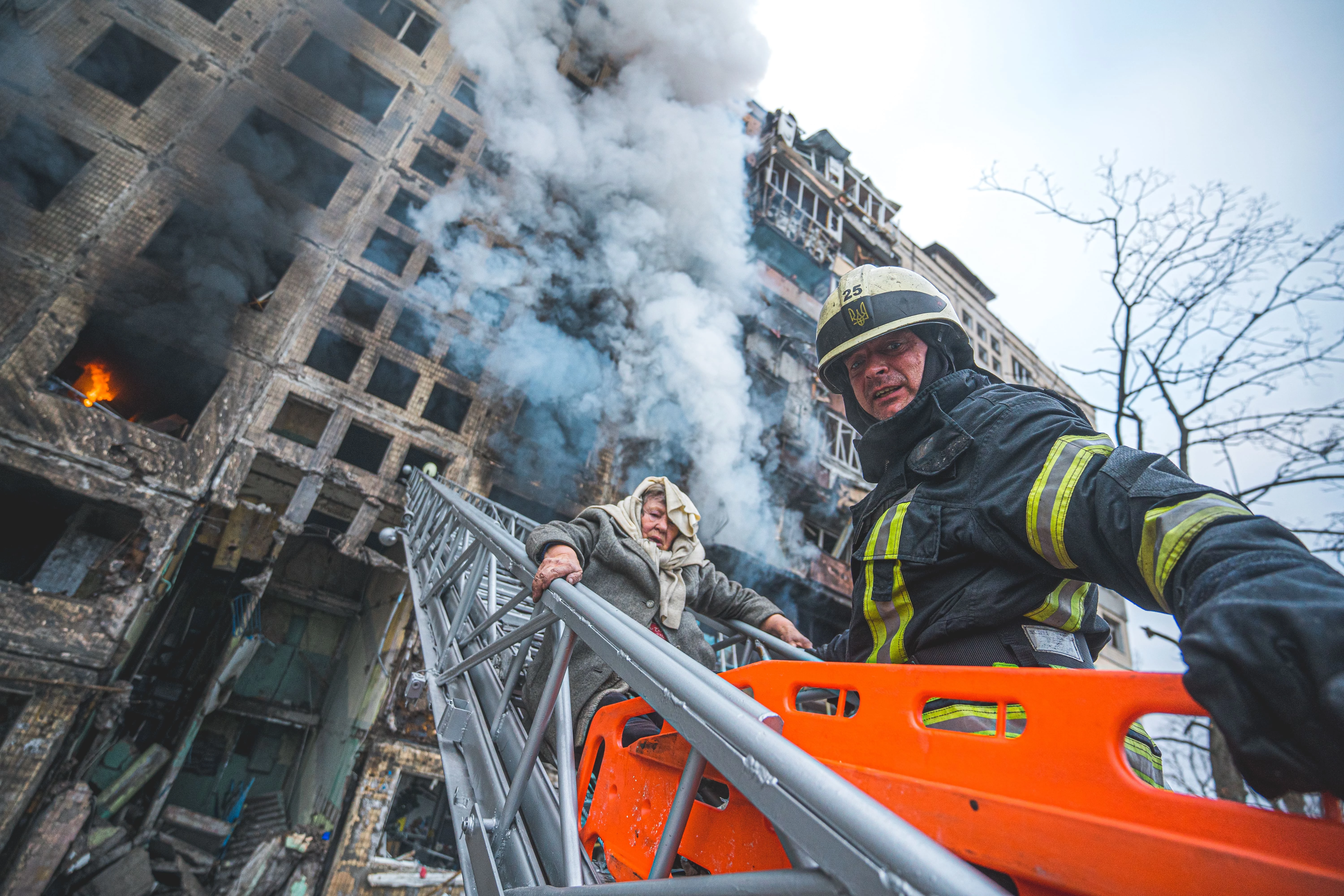 Evacuation of a resident of a destroyed house in the Obolonsky district of Kyiv, March 14, 2022. Photo: Pavlo Petrov2