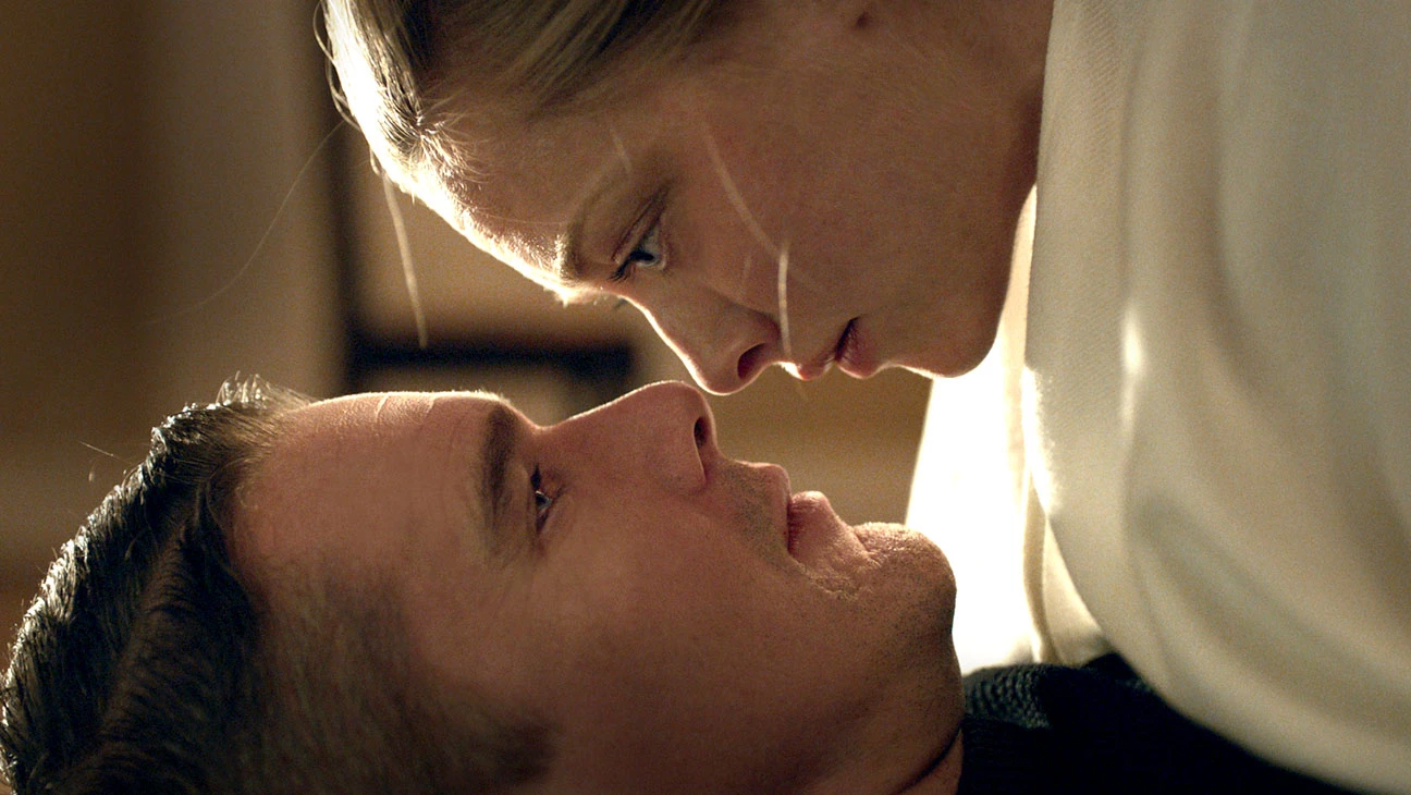 Ethan Hawke and Amanda Seyfried in the movie3