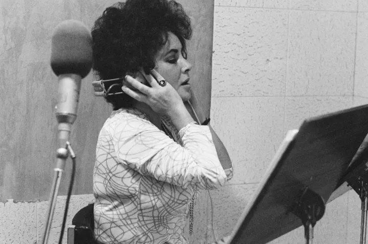 Elizabeth Taylor and her jewelry in the movies11