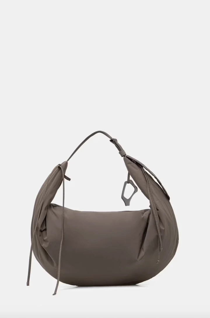 A sling bag is not only fashionable, but also the most convenient for spring looks (and free hands)5
