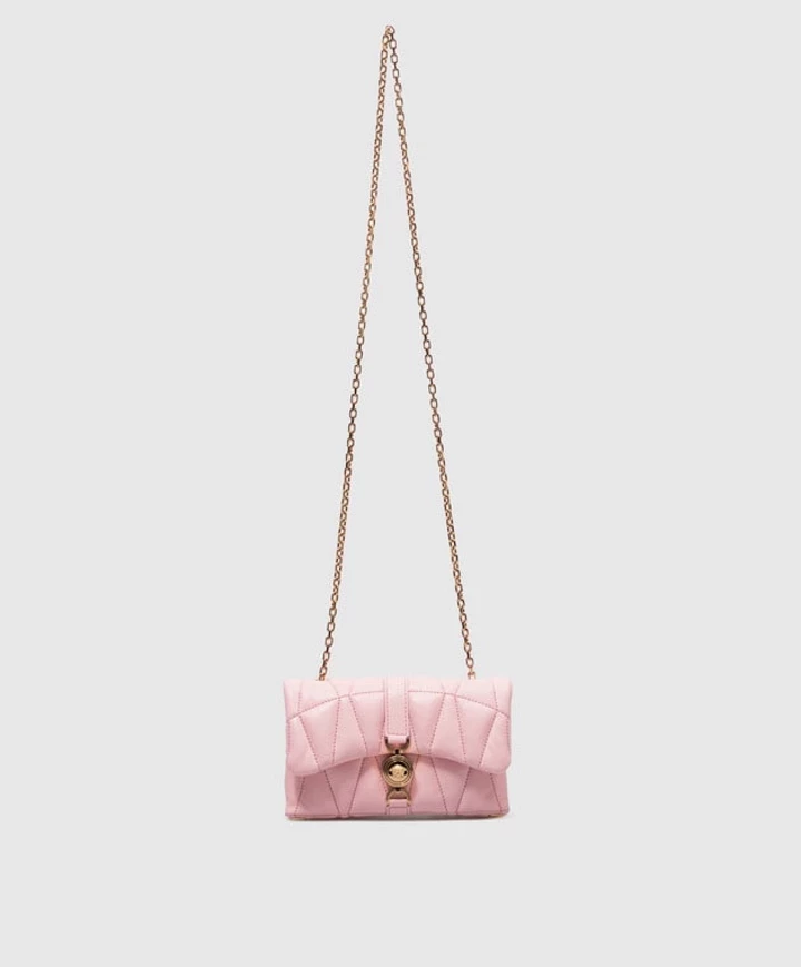 This delicate bag is the most appropriate color choice for this warm season.12