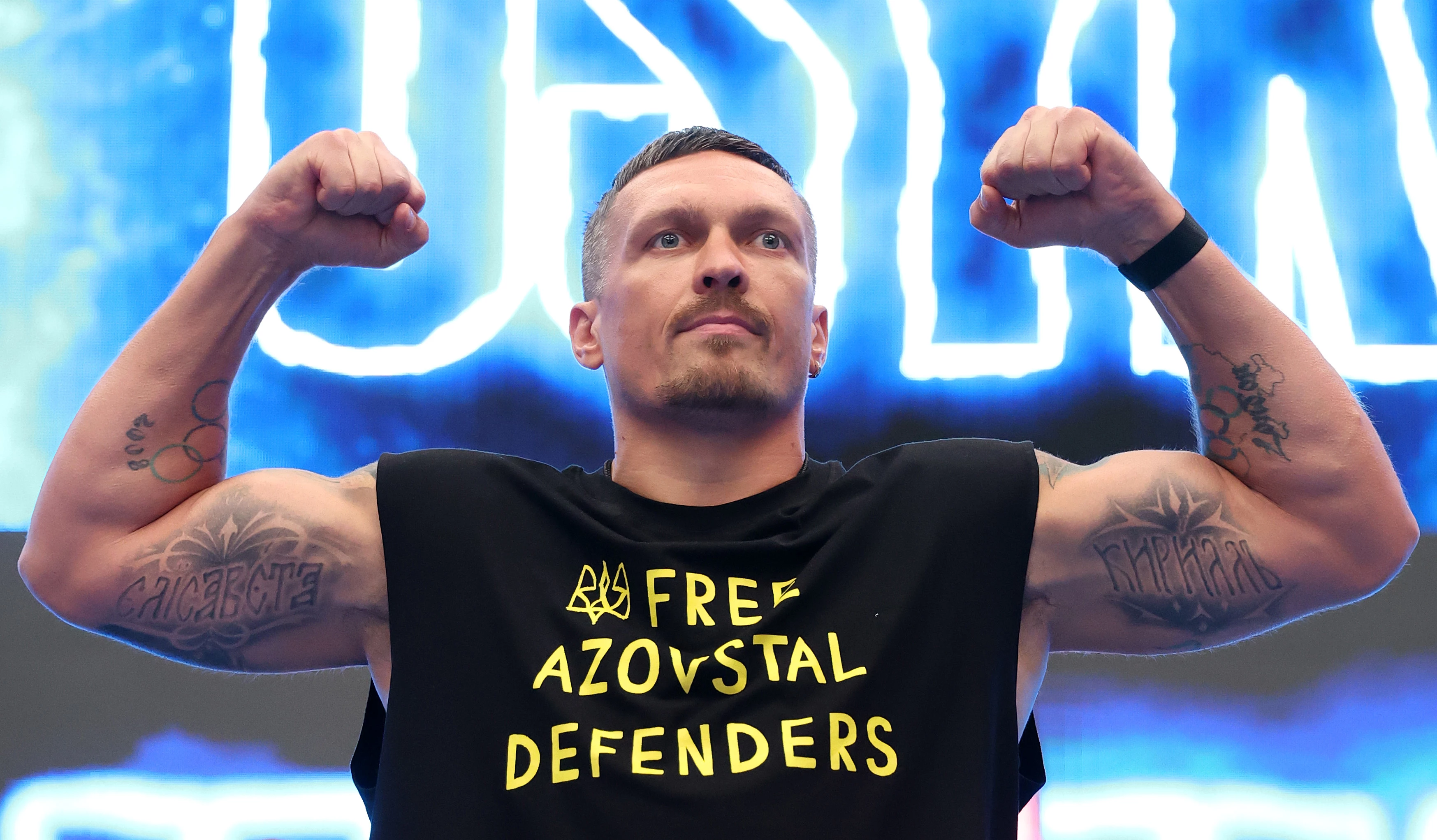 Олександр Усик позує у футболці з написом Free Azovstal Defenders (Свободу захисникам 24