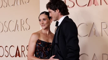 Why the hottest men date their moms0