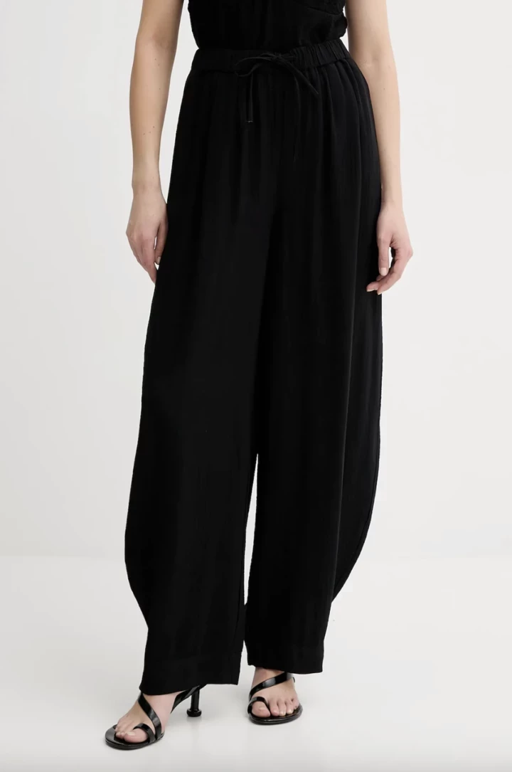 Airy silhouettes and balloon pants are the main fashion shapes of 20269