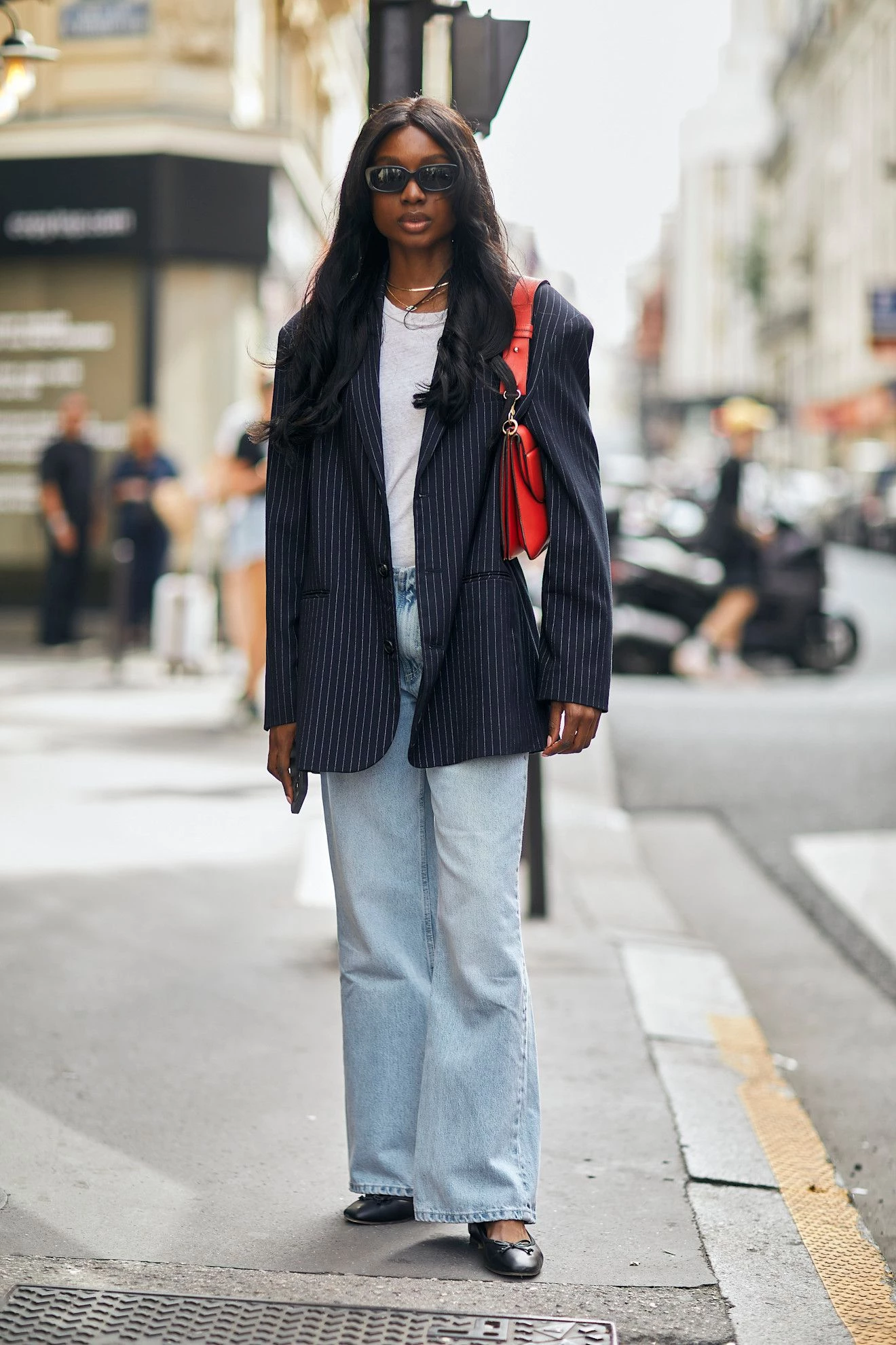 White T-shirt, jeans and a blazer: 5 spring look ideas that always work3
