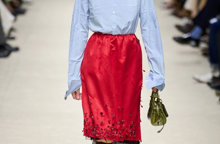 Blue + red – a trendy color combination that refreshes looks