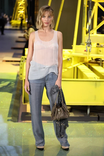 Margot Robbie now wears a bob and “ragged” bangs