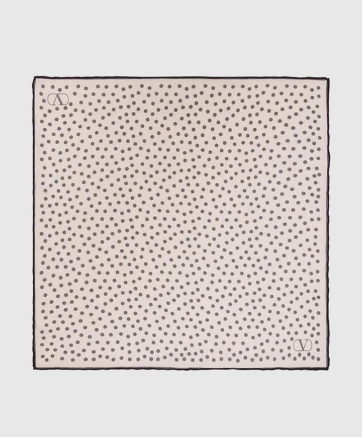 A bandana around the neck is the most fashionable accessory of the season in the style of cowboy chic.7