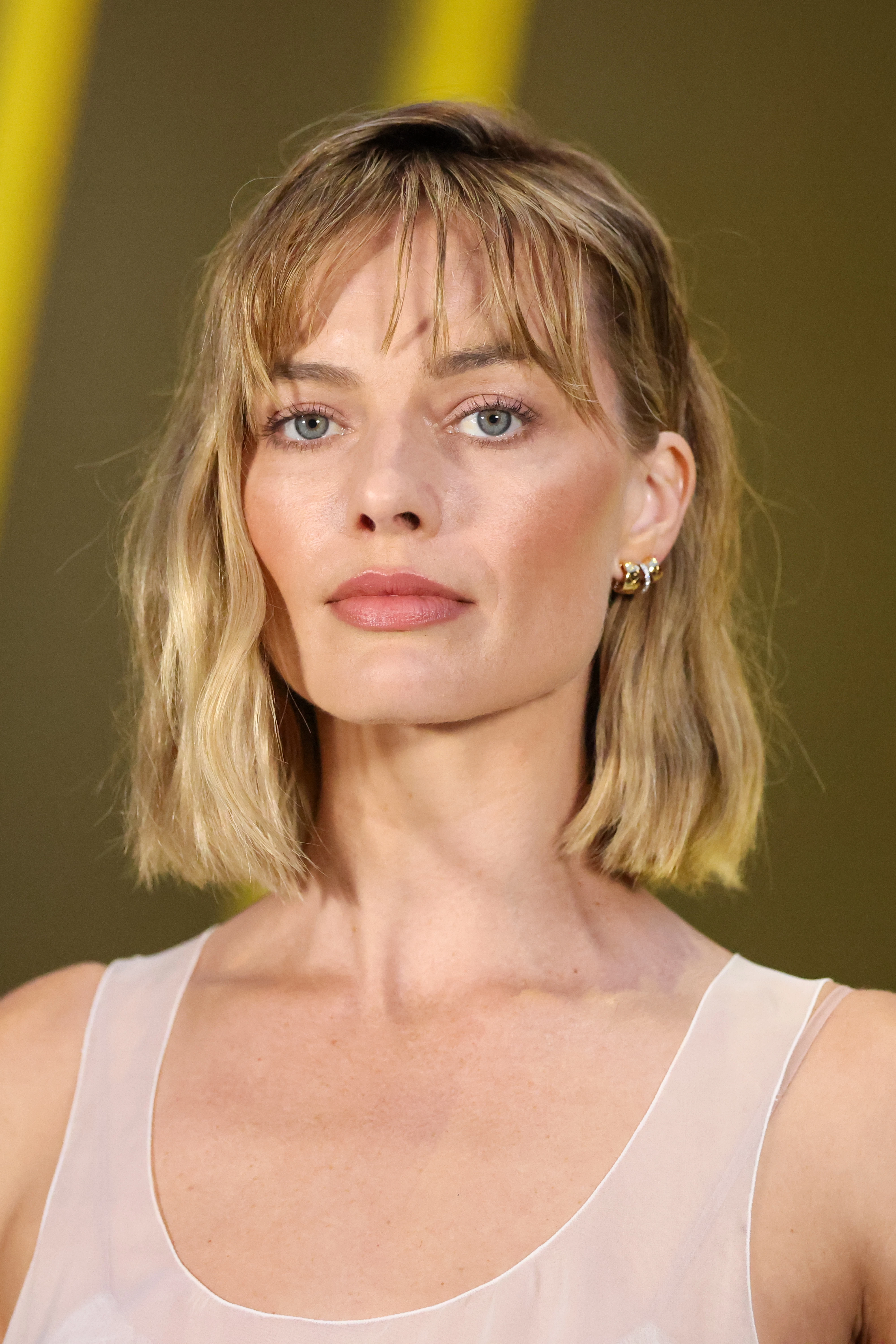 Margot Robbie now wears a bob and "ragged" bangs2