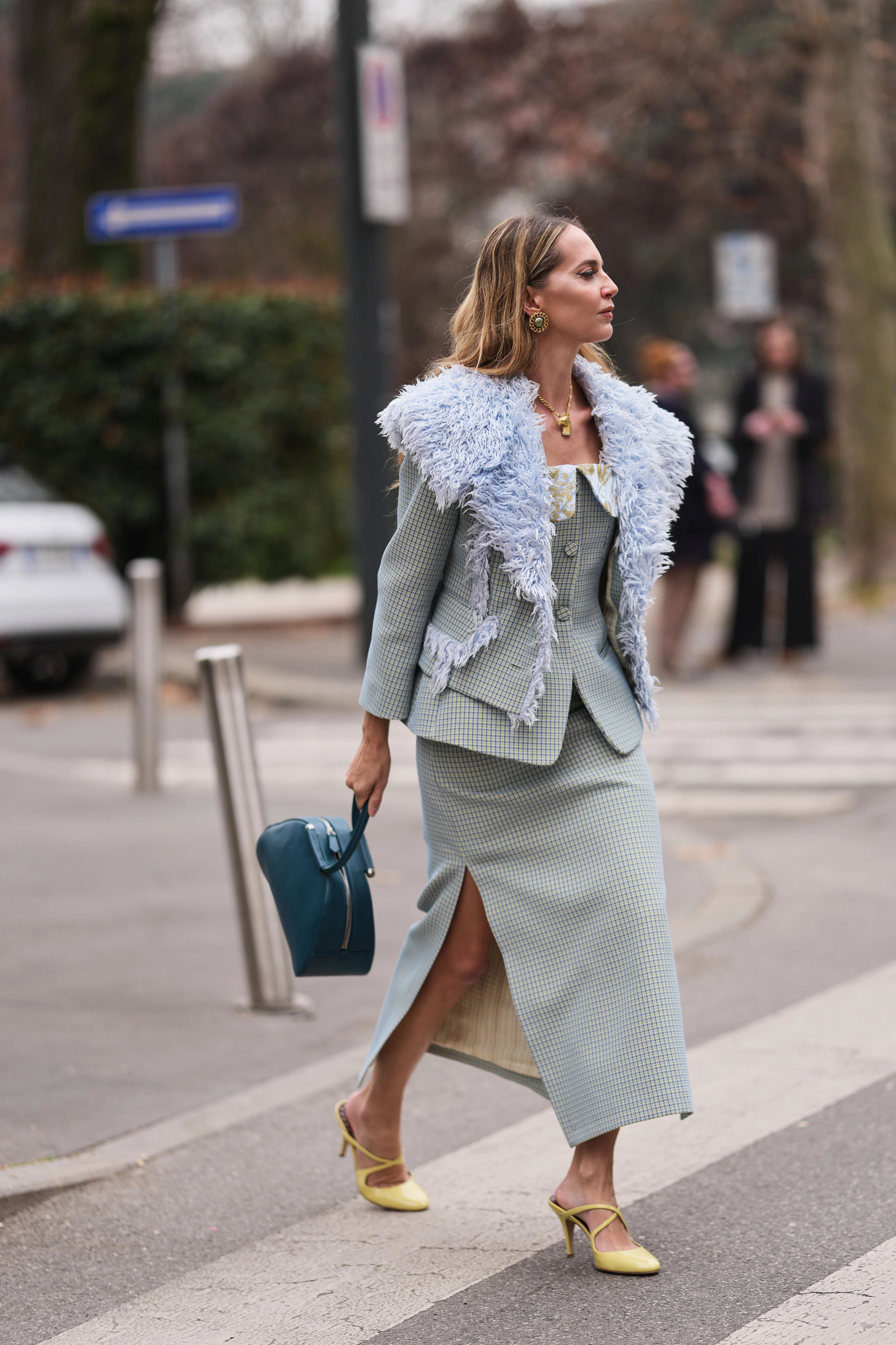 Yellow shoes are a cheerful trend that sets the mood for the season0