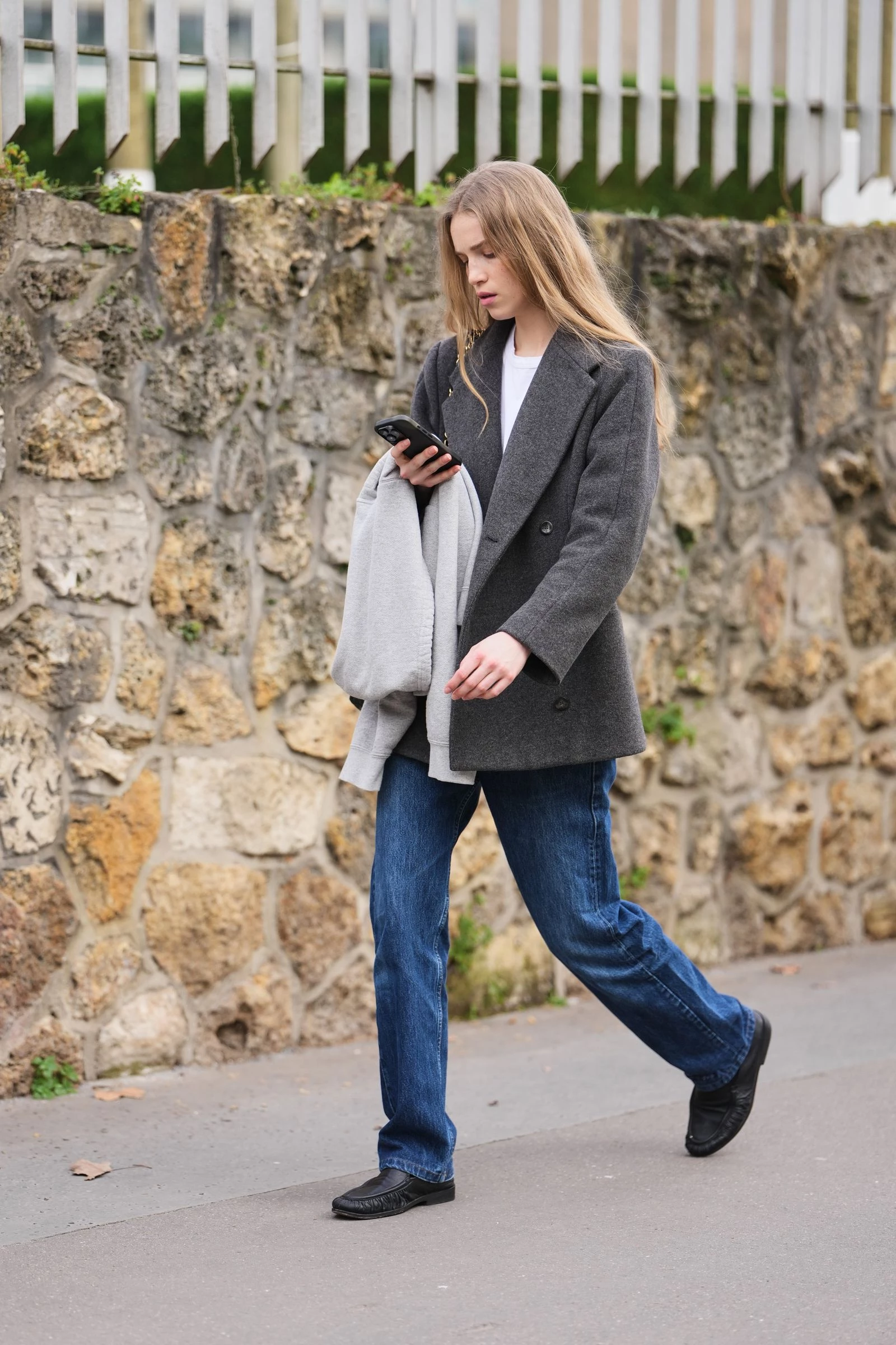 White T-shirt, jeans and a blazer: 5 spring look ideas that always work0