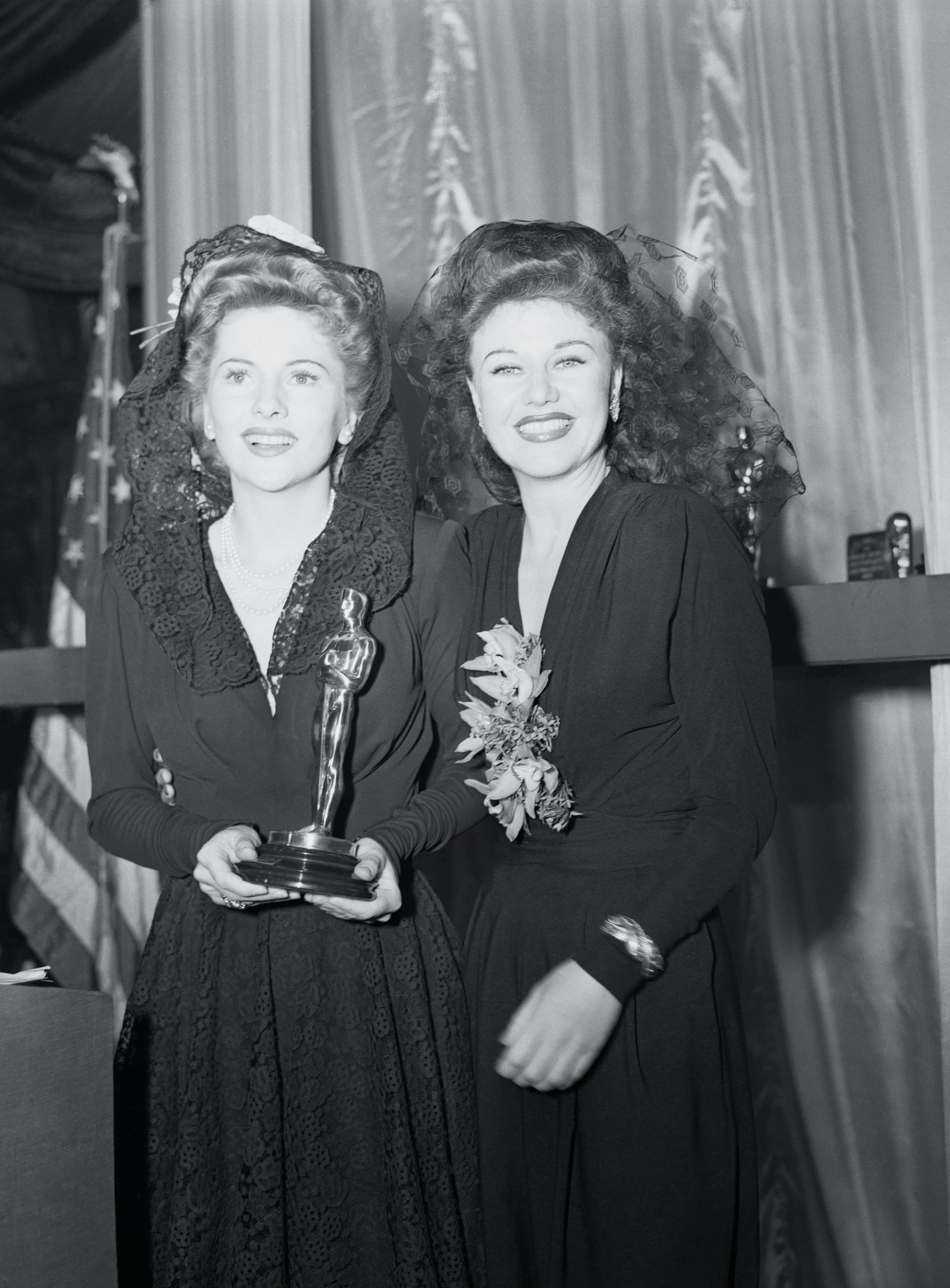 Joan Fontaine (left), 194272