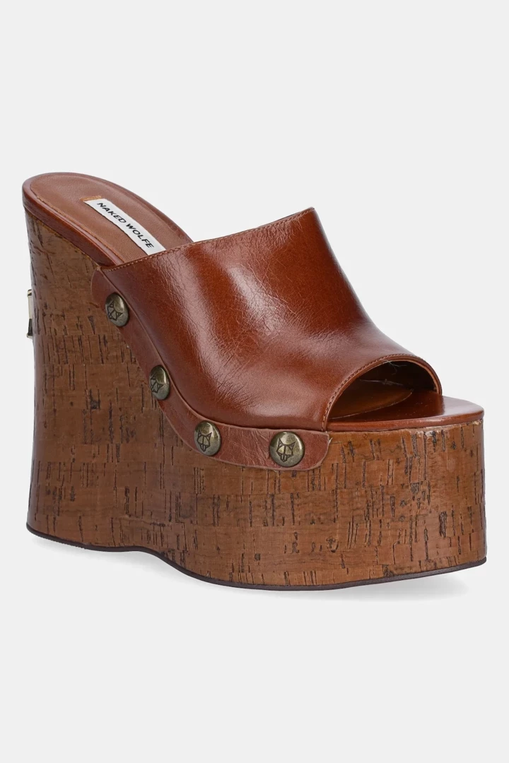 Wooden-soled clogs in the spirit of the 1970s are the key shoe trend of the season9