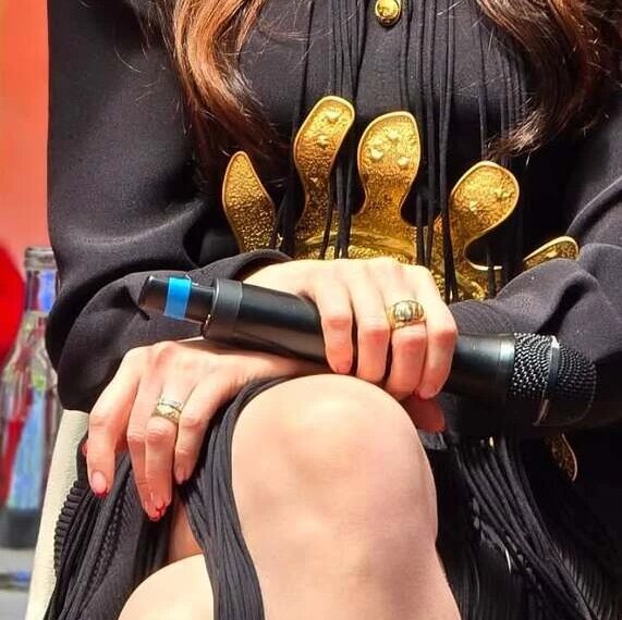 Anne Hathaway's red micro jacket proves: the devil is in&hellip;