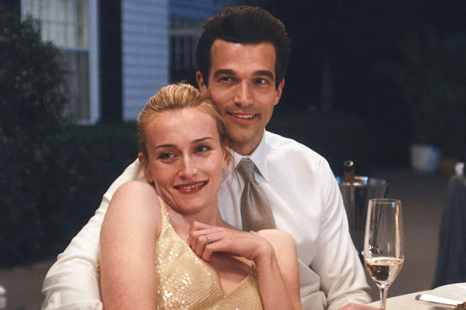 Sarah Pidgeon as Carolyn Bessette and Paul Anthony Kelly as John F. Kennedy Jr. in the series0