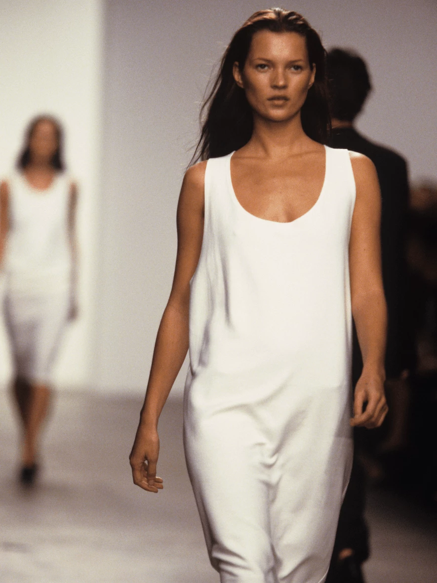 The minimalist sleeveless midi dress is the most fashionable comeback from the 1990s for fans of simplicity0