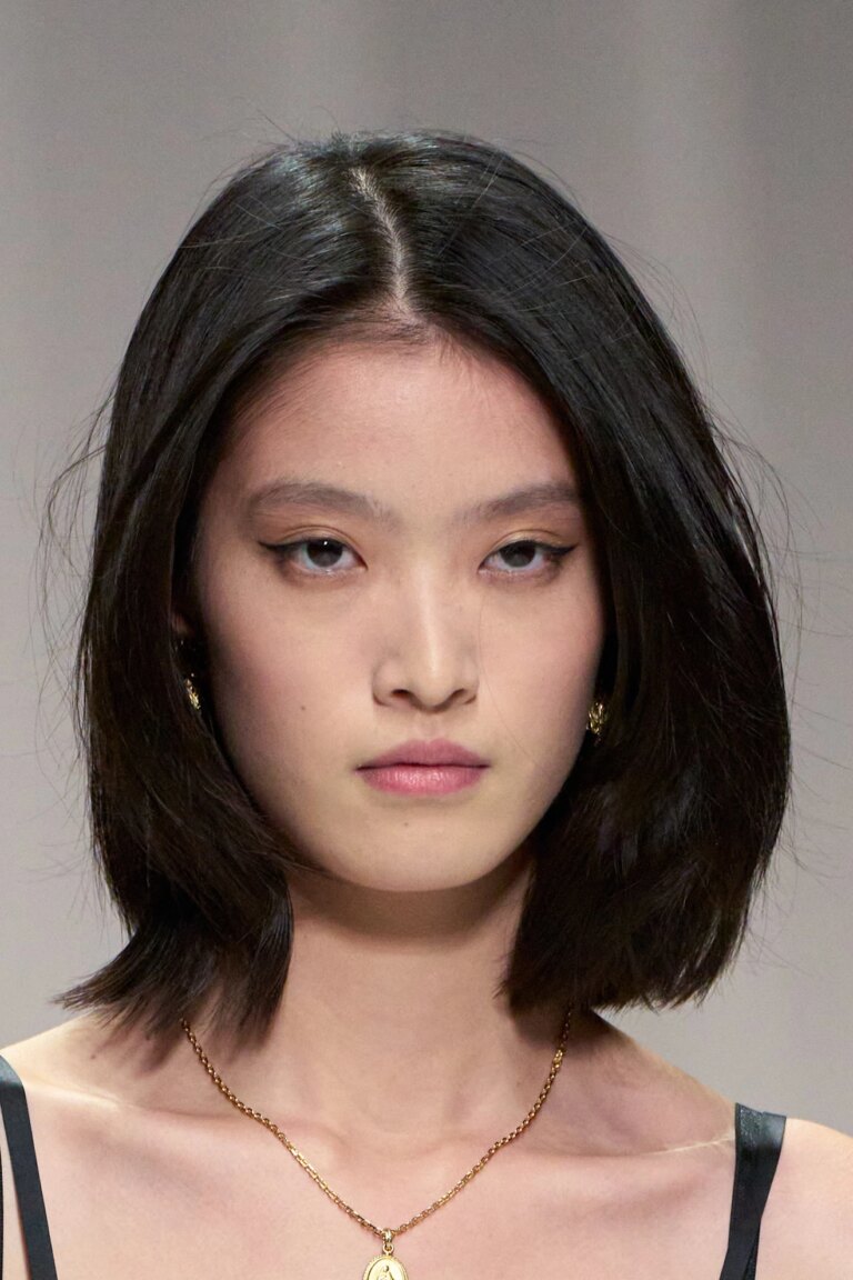 The most stylish hairstyles for medium length - elegant ideas that always work 9 The most stylish hairstyles for medium length - elegant ideas that always work 3