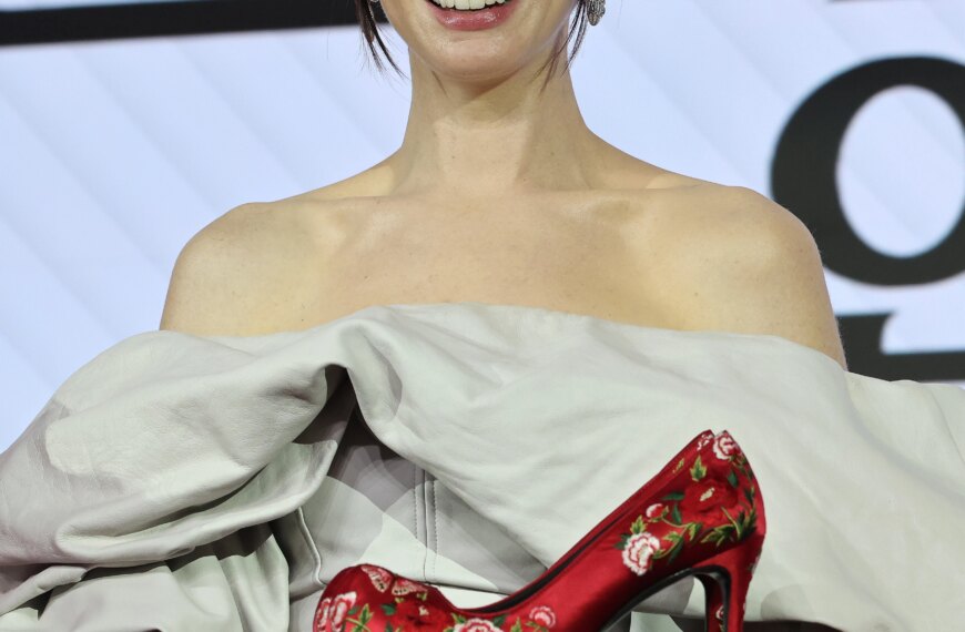 Same bangs: Anne Hathaway repeats iconic transformation from “The Devil…