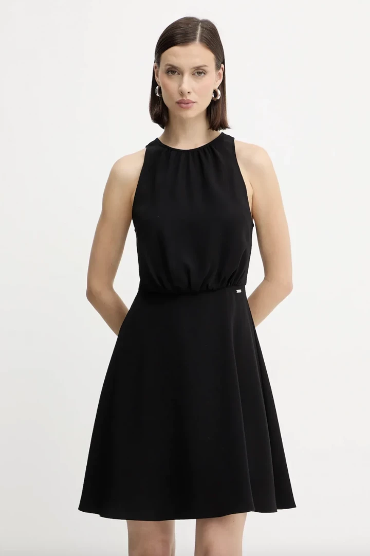 The minimalist sleeveless midi dress is the most fashionable comeback from the 1990s for fans of simplicity10