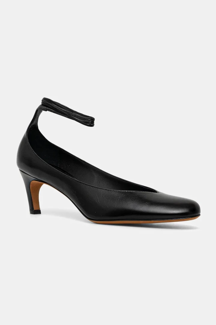 Micro-heeled shoes are the favorite footwear of fashion insiders 18 Micro-heeled shoes are the favorite footwear of fashion insiders8
