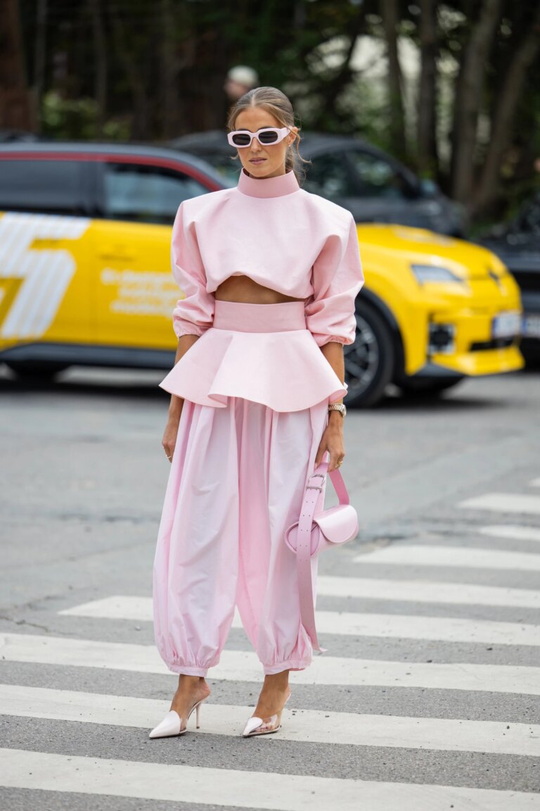 Pink pants are the main trend of spring 2026: how to wear them stylishly 2