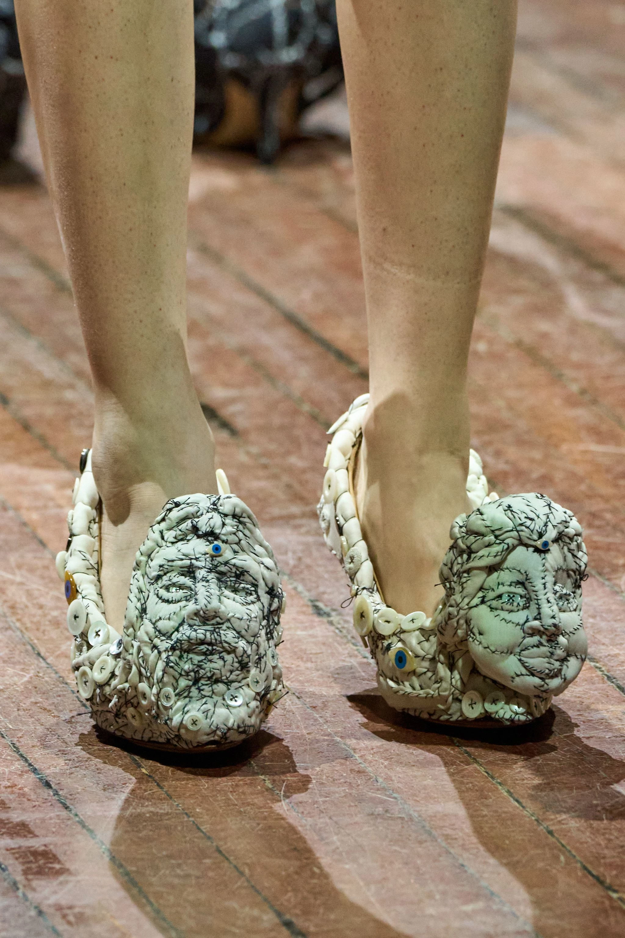 DIY Undercover heels, fall-winter 2025/2026. Designer Jun Takahashi, together with artist Anne-Valerie Dupont, created sculptural shoes decorated with images of gargoyles and antique busts13