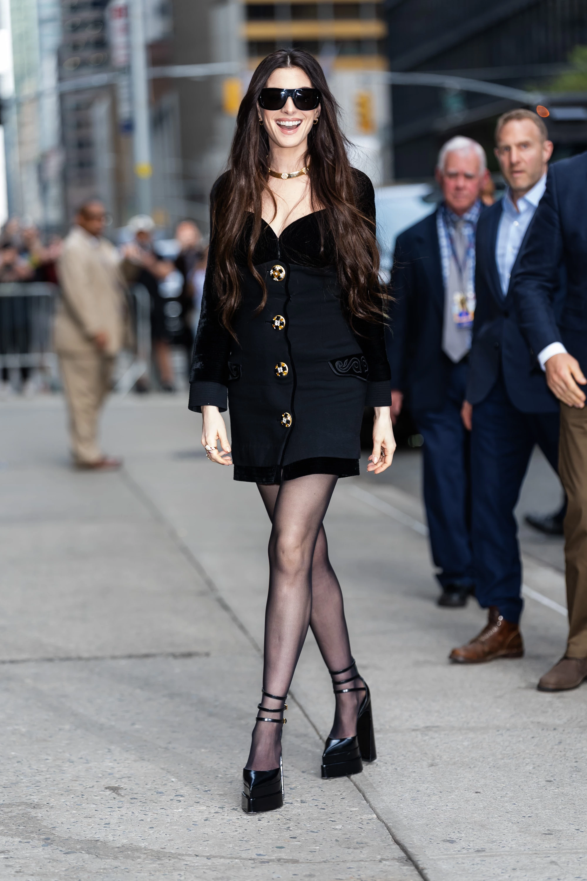 While everyone else is wearing ballet flats, Anne Hathaway chooses the most daring Versace shoes 5 While everyone else is wearing ballet flats, Anne Hathaway chooses the most daring Versace shoes1