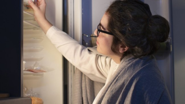 A doctor explained why you overeat in the evenings, even…