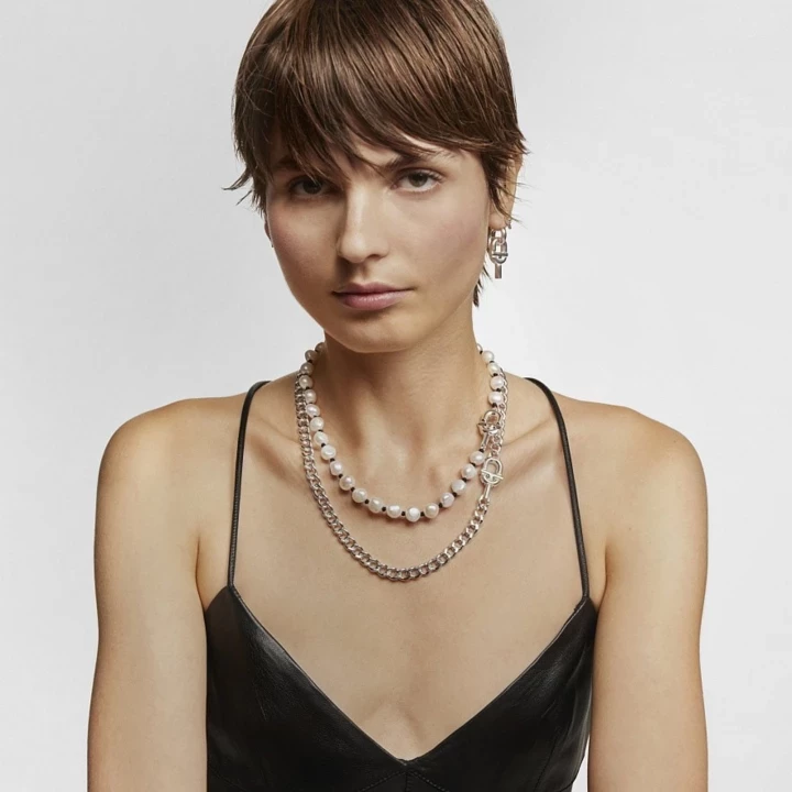 These massive necklaces have already become the main decoration of summer 20266