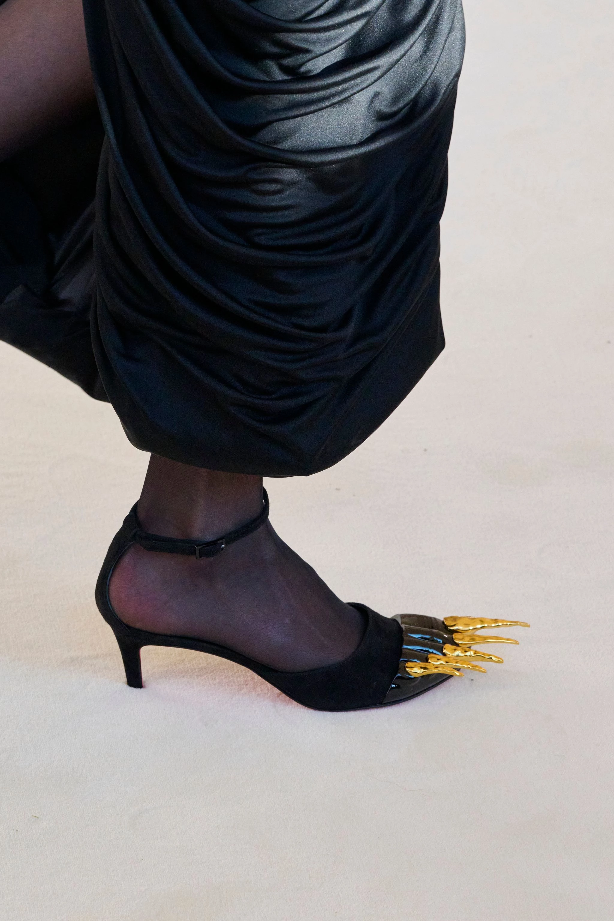 Schiaparelli Haute Couture shoes, spring-summer 2022. Daniel Rosebery highlighted the brand's eccentric DNA by creating shoes with gold stiletto nails - disturbing and hypnotic at the same time8