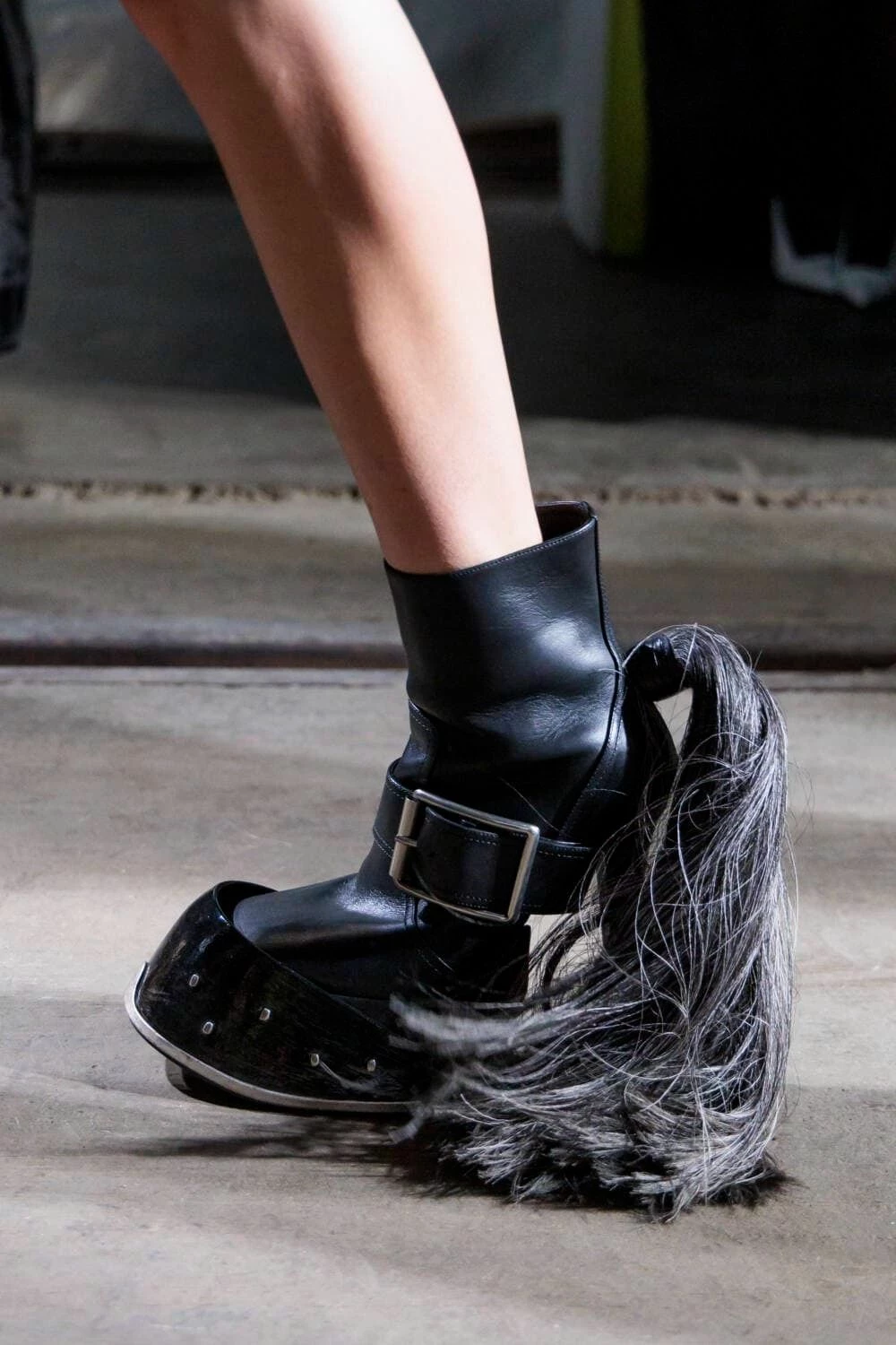 McQueen cowboy clog boots, fall-winter 2024/2025. Sean McGeer created viral clog boots, confirming the brand's course for spectacle11