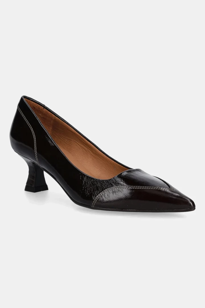 Micro-heeled shoes are the favorite footwear of fashion insiders 14 Micro-heeled shoes are the favorite footwear of fashion insiders4