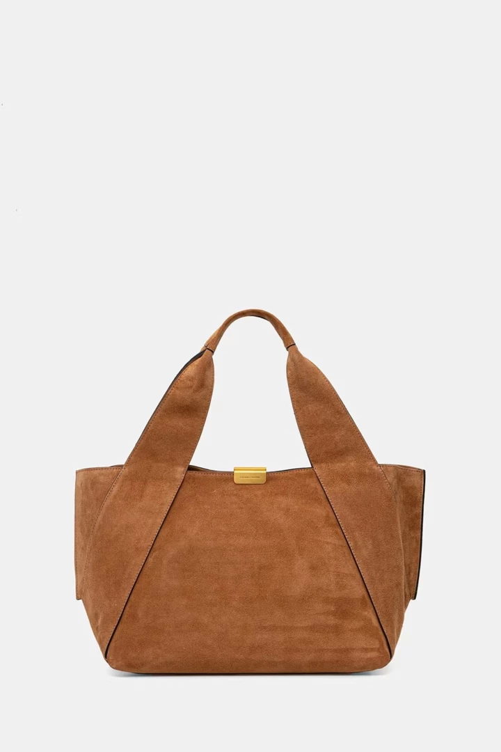 The main accessory of spring 2026 has already been determined - and it's a caramel suede bag 7 The main accessory of spring 2026 has already been determined - and it's a caramel suede bag6
