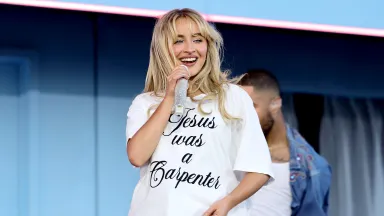 Sabrina Carpenter Coachella Airbnb? Desert ‘Home’ Vibe.