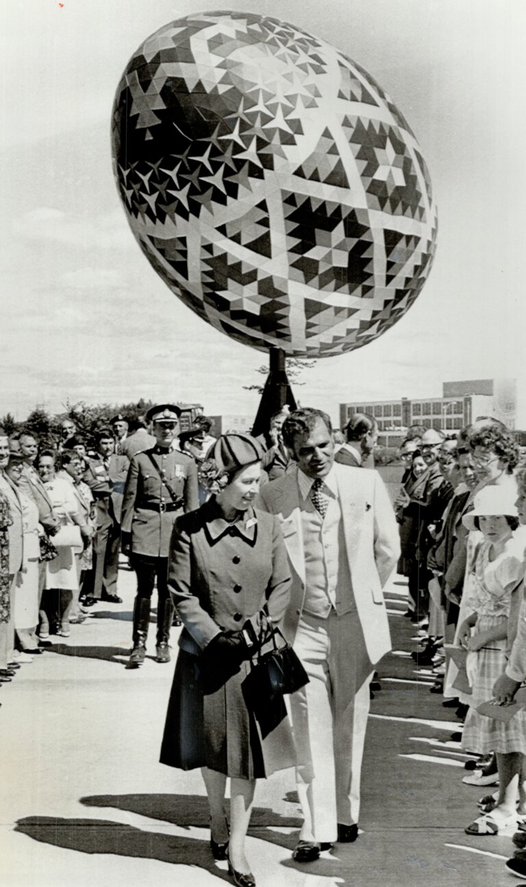 The story of one photo: Elizabeth II and the world's largest Easter egg 7 The story of one photo: Elizabeth II and the world's largest Easter egg 2