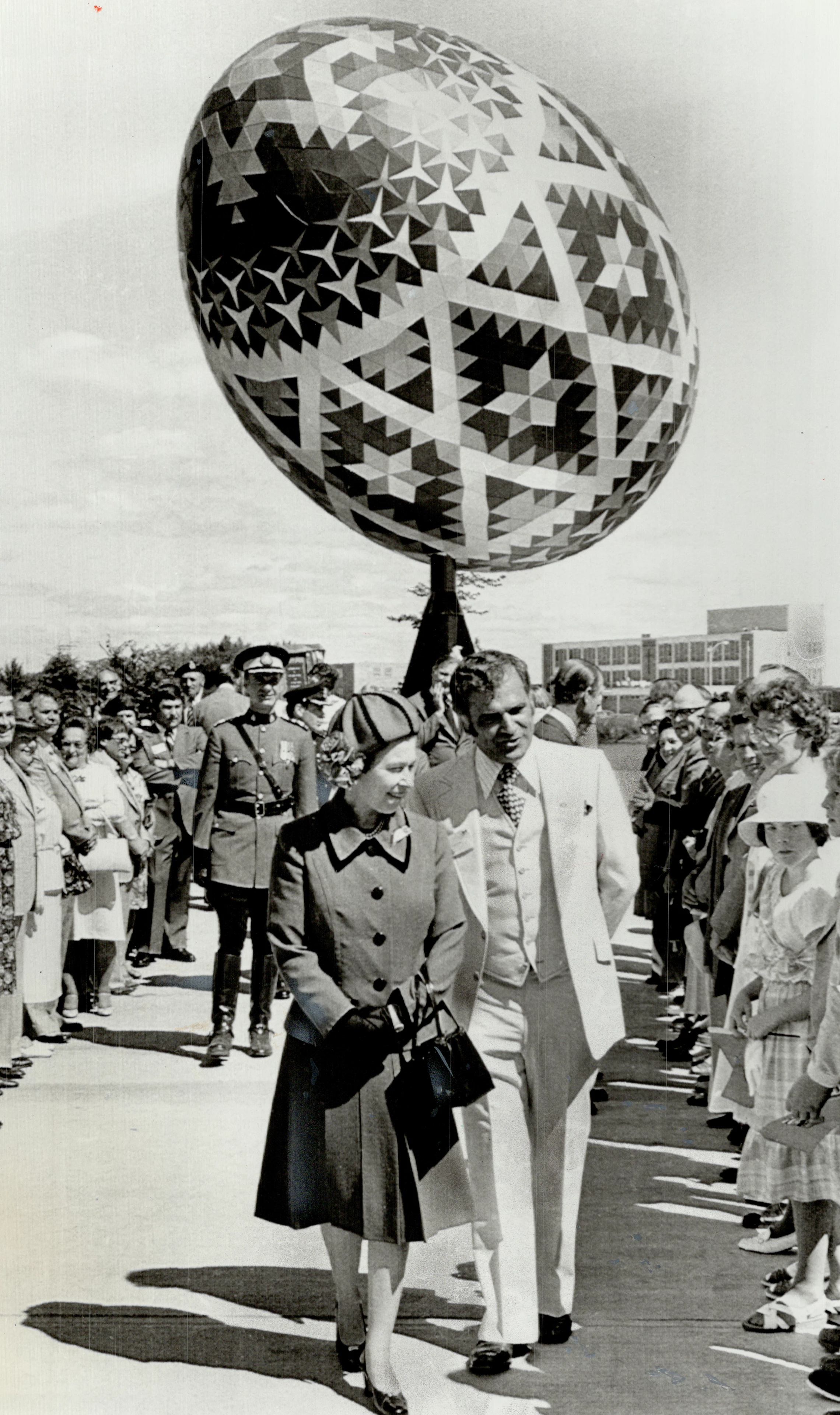 The story of one photo: Elizabeth II and the world's largest Easter egg0