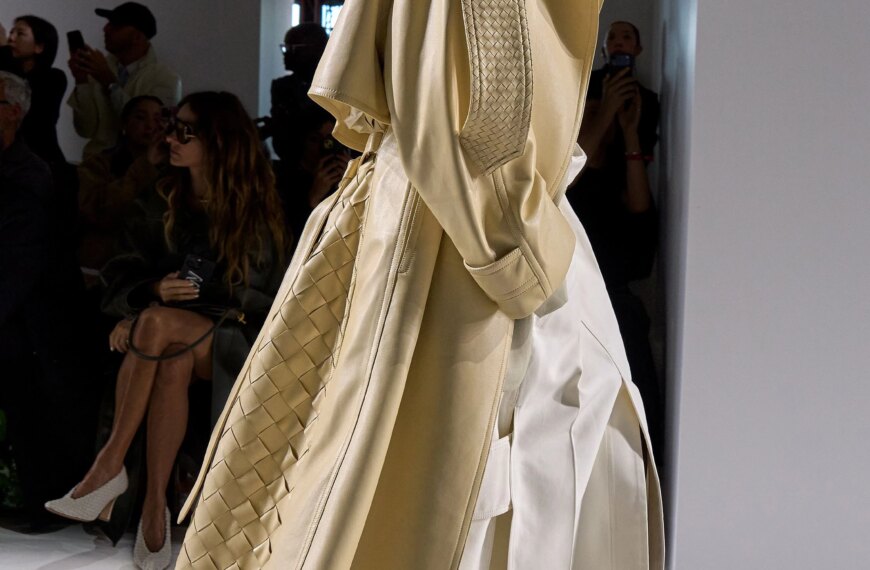 Wooden-soled clogs in the spirit of the 1970s are the key shoe…