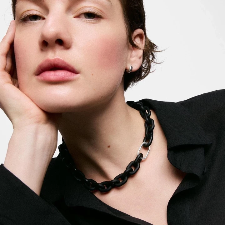 These massive necklaces have already become the main decoration of summer 20265