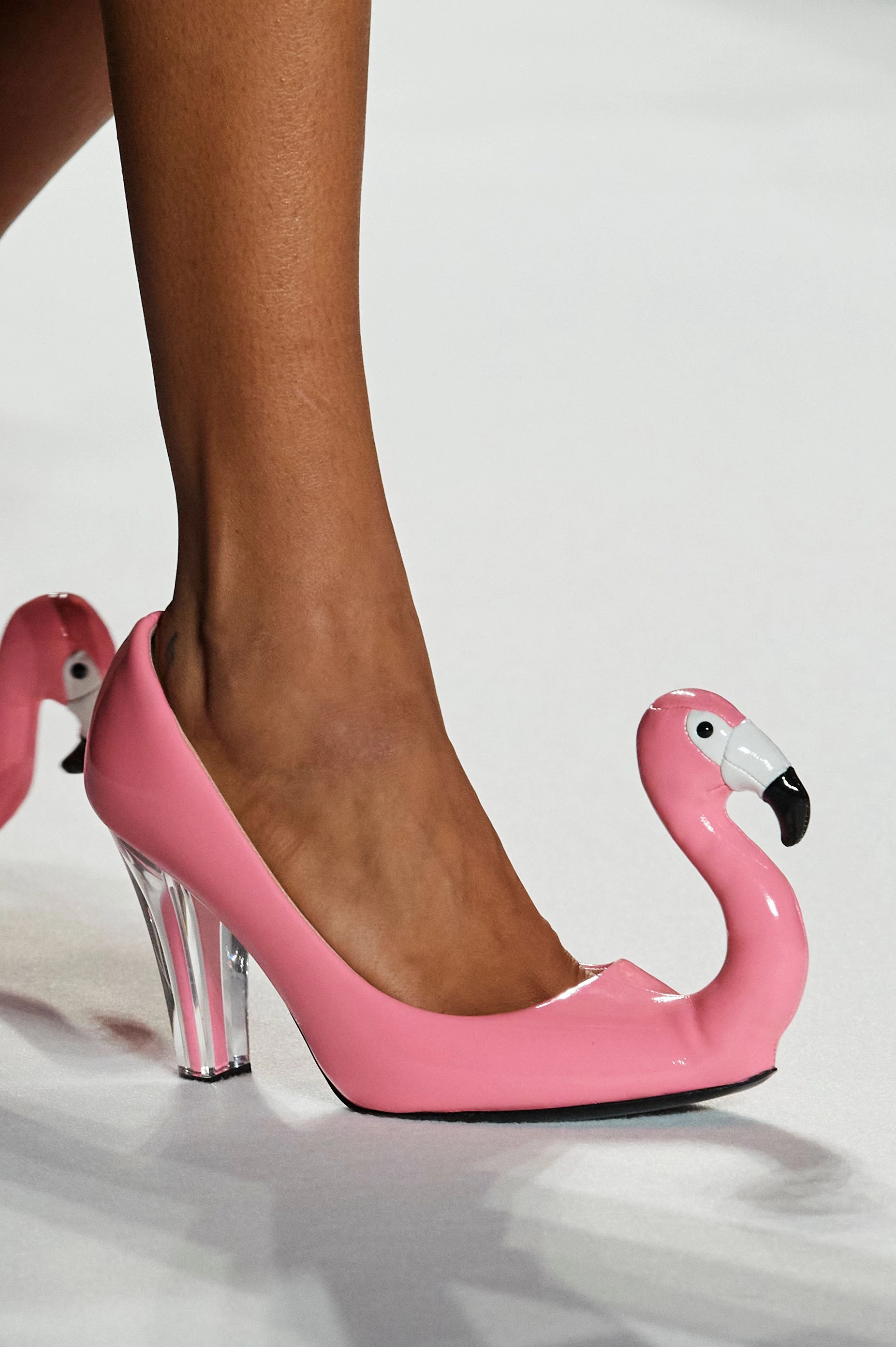 Moschino flamingo shoes, spring-summer 2023. Another ironic creation by Jeremy Scott - 10