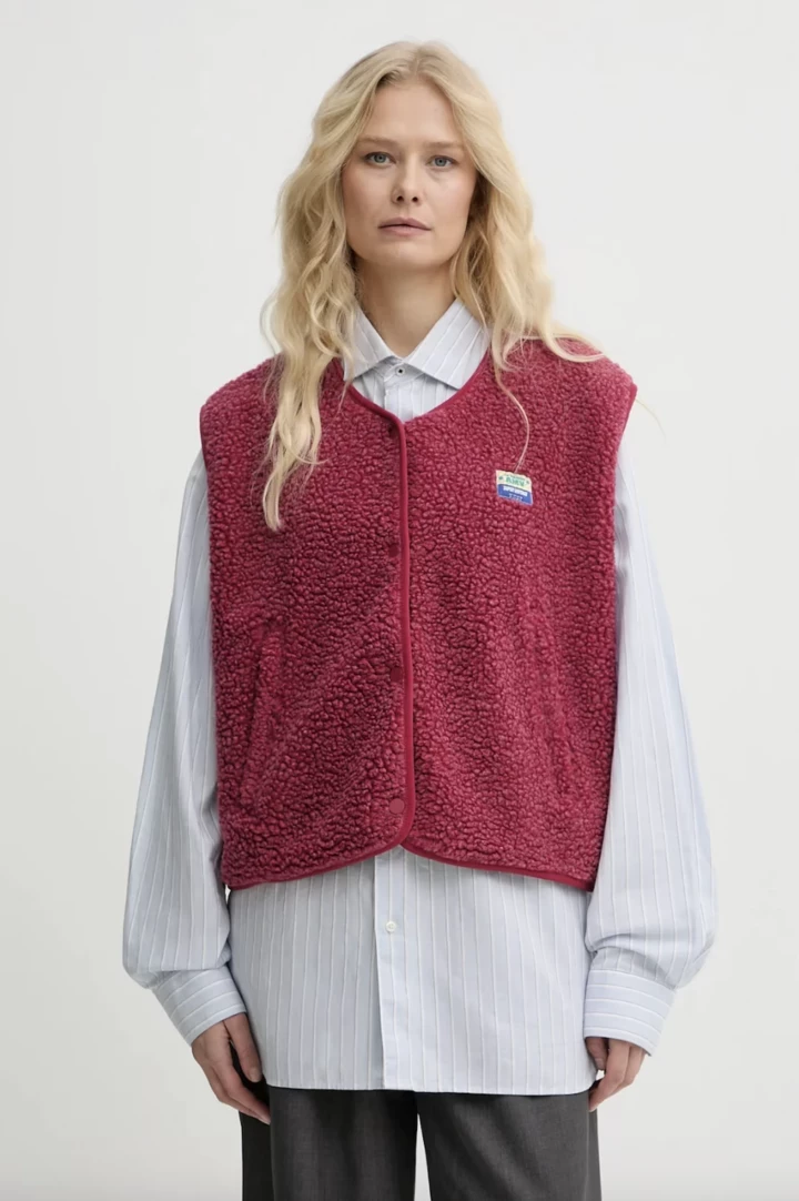 A sleeveless jacket is the perfect alternative to the bomber jacket that fashionistas are already wearing this spring.4