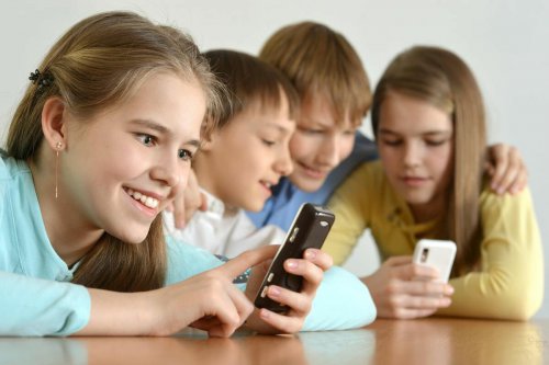 Sexting is popular among teenagers.