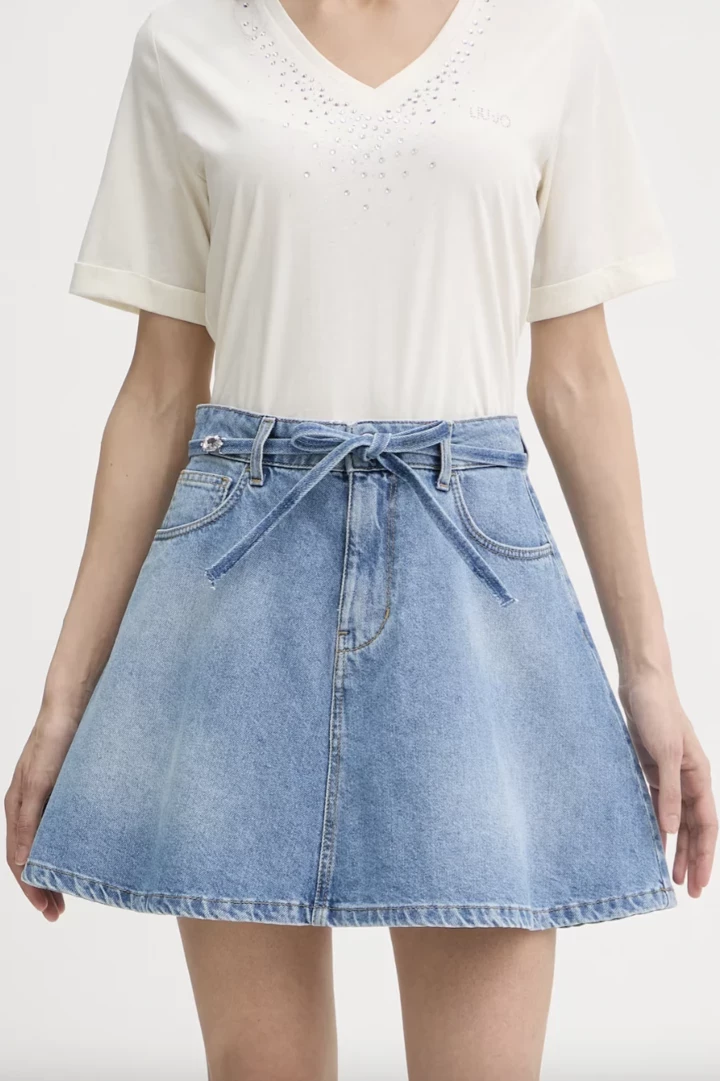 The miniskirt from the 2000s is a fashionable comeback that is not to be ashamed of11
