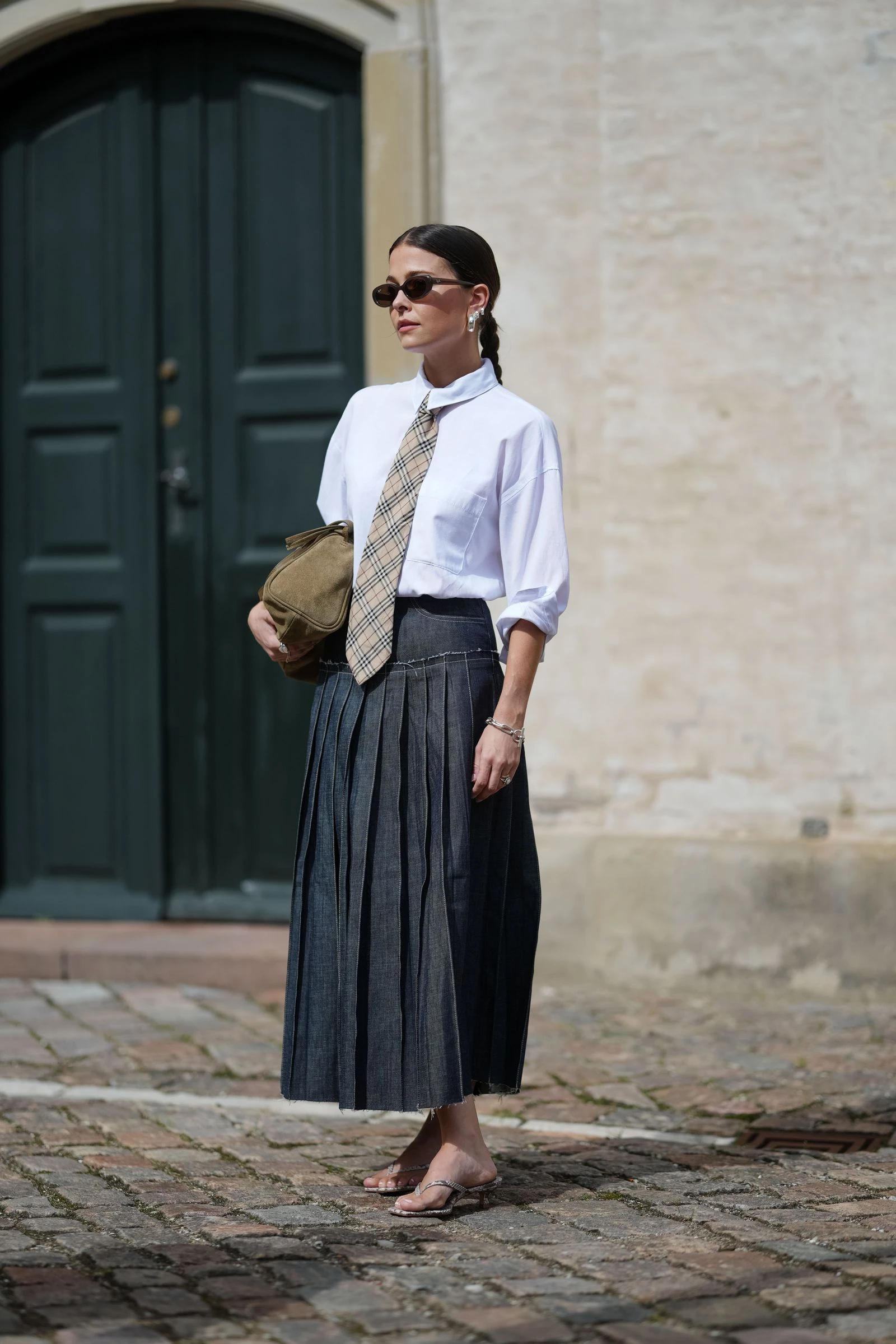 This simple thing makes any look stylish - a spring 2026 trend3