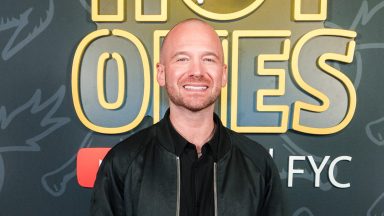 HOME 30 Sean Evans’ Vermö: Quanto Guadagna il Conduttore di ‘Hot Ones’