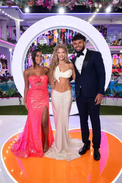 What's the Pay for 'Love Island' Contestants? 6