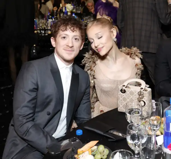 Pourquoi Ariana Grande et Ethan Slater se sont-ils séparés ? Un aperçu de leur rupture 4 Pourquoi Ariana Grande et Ethan Slater se sont-ils séparés ? Un aperçu de leur rupture 4